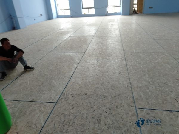 質(zhì)量好運(yùn)動體育木地板施工團(tuán)隊(duì)2