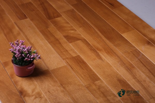 室內(nèi)運(yùn)動木地板翻新施工3