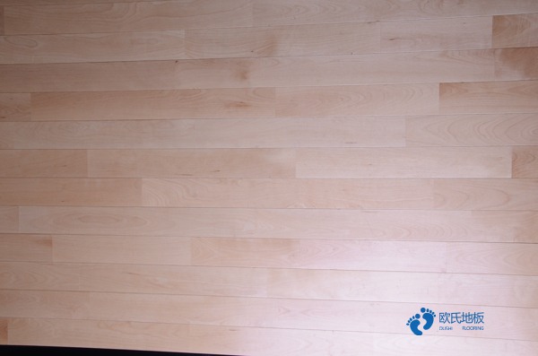 學校籃球館地板施工團隊1