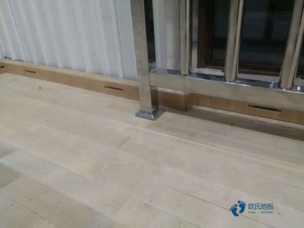 校園運(yùn)動(dòng)籃球木地板價(jià)格是多少