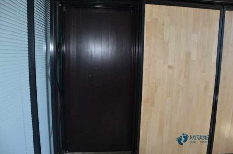 松木運(yùn)動(dòng)籃球木地板大概多少錢